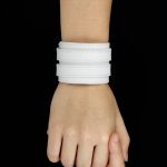 Široký punkový náramok, kožený, biely, s dvojitou prackou