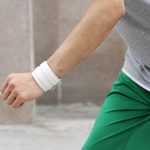 Široký punkový náramok, kožený, biely, s dvojitou prackou