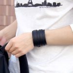 Široký punkový náramok, kožený, čierny, s dvojitou prackou