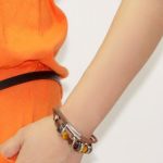 Trojitý náramok, kožený, hnedý, s kovovými korálkami