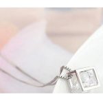 Súprava náušníc a náhrdelníka v tvare kocky, biela