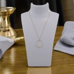 Náhrdelník zo 14k zlata s príveskom v tvare obrúčky a perlovým zdobením