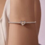 Ezüst charm, szív kereszttel