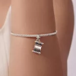 Ezüst charm, papírusztekercs