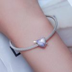 Ezüst charm, nyíllal átlőtt szív