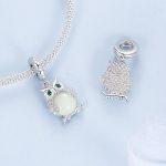 Ezüst charm, bagoly világító kővel