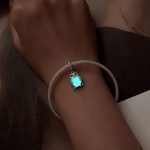 Ezüst charm, bagoly világító kővel