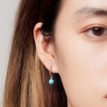 Ezüst karikafülbevaló türkizkristállyal