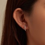 Ezüst karikafülbevaló csillogó kristályokkal