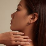 Ezüst karikafülbevaló csillogó kristályokkal