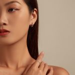 Ezüst karikafülbevaló csillogó kristályokkal