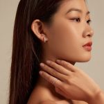 Ezüst karikafülbevaló csillogó kristályokkal