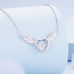 Ezüst női nyaklánc szárnyas szívvel