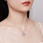 Ezüst női nyaklánc, anya gyermekével