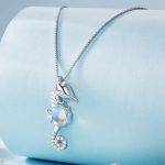 Ezüst női nyaklánc csikóhalmedállal