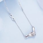 Ezüst női nyakánc, kezek