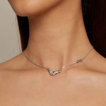 Ezüst női nyakánc, kezek