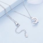 Ezüst nyaklánc lepkével és holddal