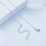 Ezüst nyaklánc lepkével és holddal