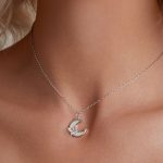 Ezüst nyaklánc lepkével és holddal
