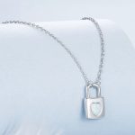 Ezüst női nyaklánc lakatmedállal