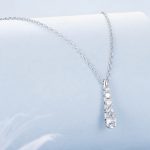 Ezüst női nyaklánc cseppformájú medállal