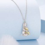 Ezüst nyaklánc, lány kutyával