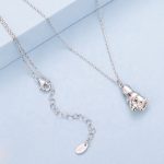 Ezüst nyaklánc, lány kutyával