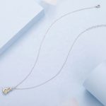 Ezüst nyaklánc, lány kutyával