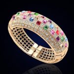 Extravagantný náramok zdobený kryštálmi Swarovski, zlatý, multicolor