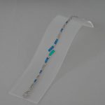 Strieborný náramok s modernými líniami a modrými vložkami