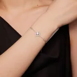 Ezüst karktötő moissanitkristállyal