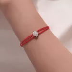 Női karkötő zsinór és ezüst kombinációjával, piros