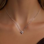 Ezüst nyaklánc virágmedállal