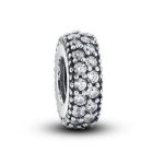 Strieborný prsteňový prívesok, zdobený krištáľovými kamienkami, biela