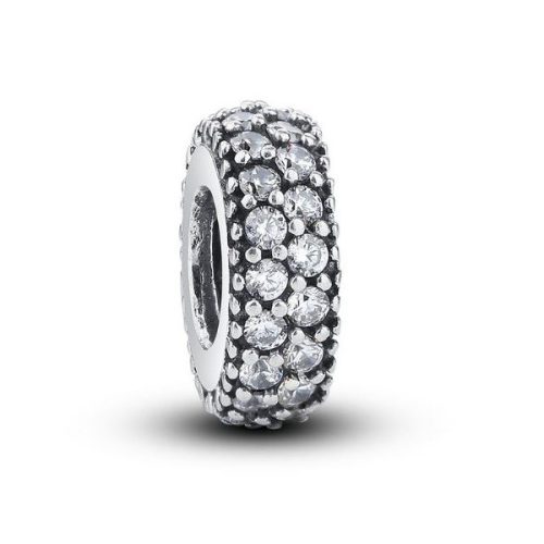 Strieborný prsteňový prívesok, zdobený krištáľovými kamienkami, biela