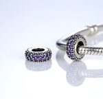 Strieborný prsteňový prívesok, zdobený krištáľovými kamienkami, fialová