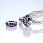 Strieborný prsteňový prívesok, zdobený krištáľovými kamienkami, fialová