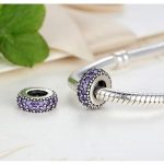 Strieborný prsteňový prívesok, zdobený krištáľovými kamienkami, fialová