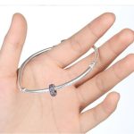 Strieborný prsteňový prívesok, zdobený krištáľovými kamienkami, fialová