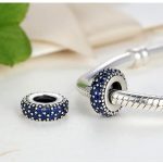 Strieborný prsteňový prívesok, zdobený krištáľovými kamienkami, modrý