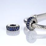 Strieborný prsteňový prívesok, zdobený krištáľovými kamienkami, modrý