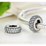 Strieborný prsteňový prívesok, zdobený krištáľovými kamienkami, biela