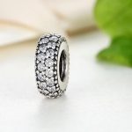 Strieborný prsteňový prívesok, zdobený krištáľovými kamienkami, biela