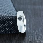 Prsteň vyrobený z nehrdzavejúcej ocele, s motívom srdca, veľkosť 6