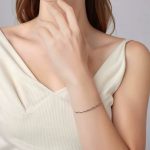 Ezüst karkötő vintage stílusban