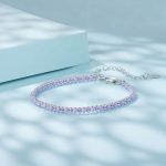 Ezüst karkötő lila zsinórral