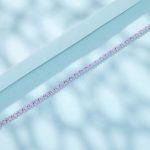 Ezüst karkötő lila zsinórral