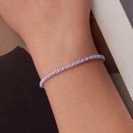 Ezüst karkötő lila zsinórral