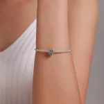 Ezüst charm virágmintával, vintage stílusban